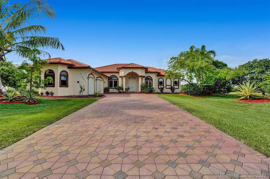Recently Sold: $1,100,000 (5 beds, 4 baths, 4256 Square Feet)