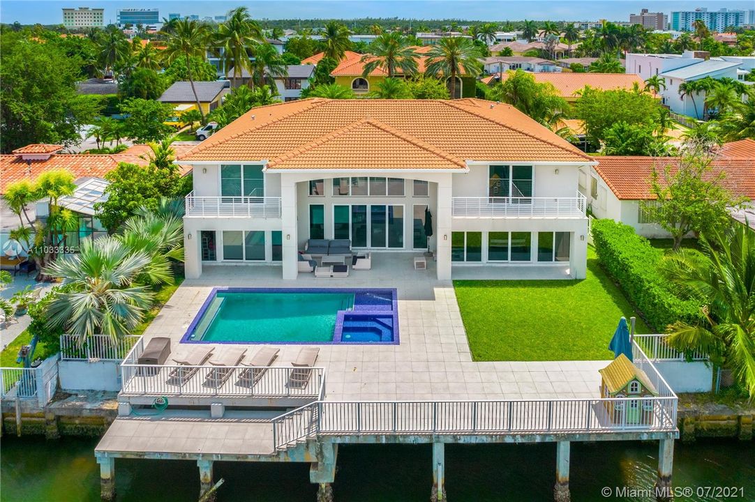 Recently Sold: $4,750,000 (6 beds, 6 baths, 5244 Square Feet)