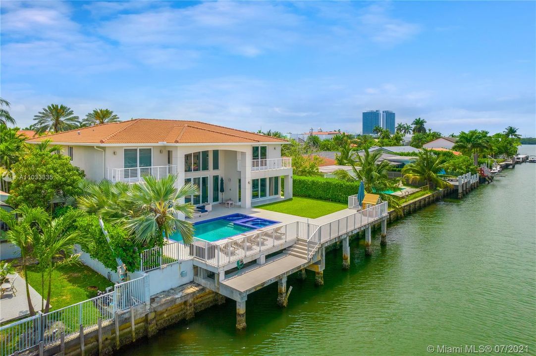 Recently Sold: $4,750,000 (6 beds, 6 baths, 5244 Square Feet)