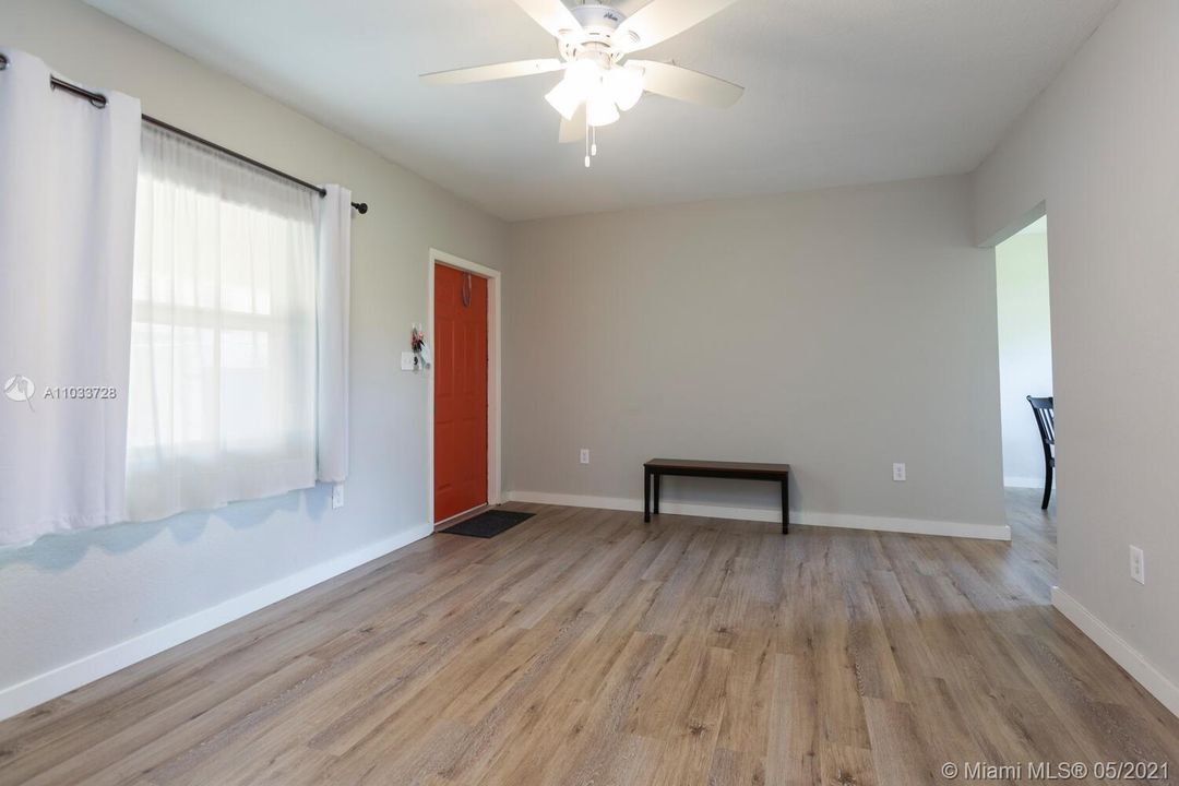Recently Sold: $309,997 (2 beds, 1 baths, 1186 Square Feet)