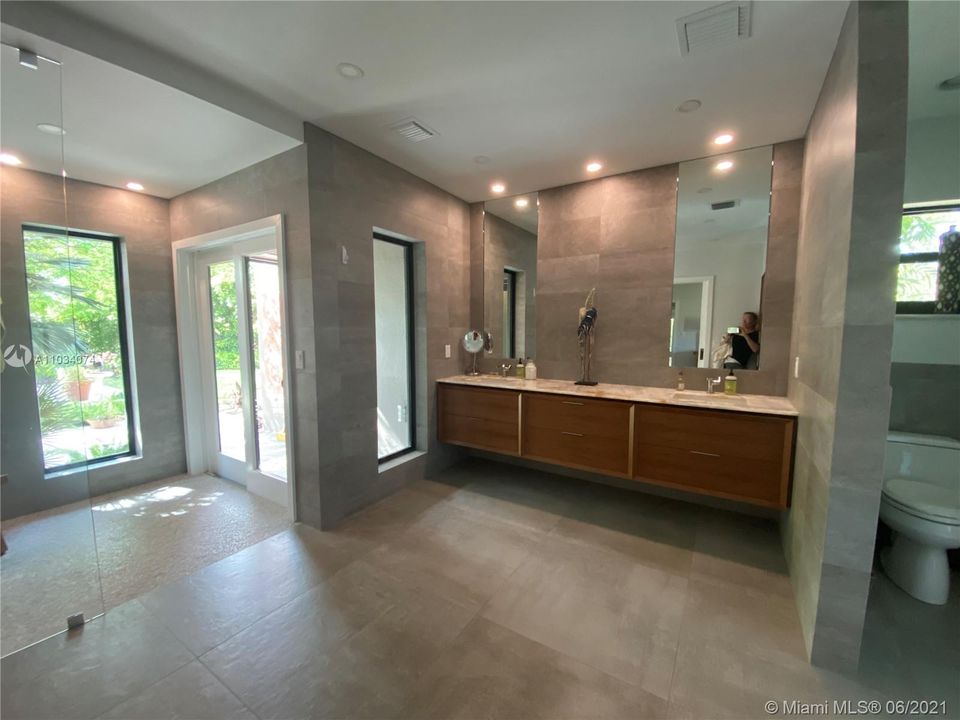 Recently Sold: $2,200,000 (3 beds, 3 baths, 3674 Square Feet)