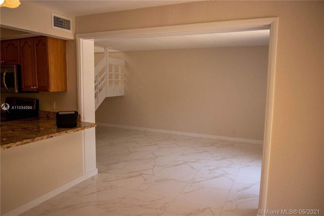 最近售出: $250,000 (3 贝兹, 2 浴室, 1341 平方英尺)