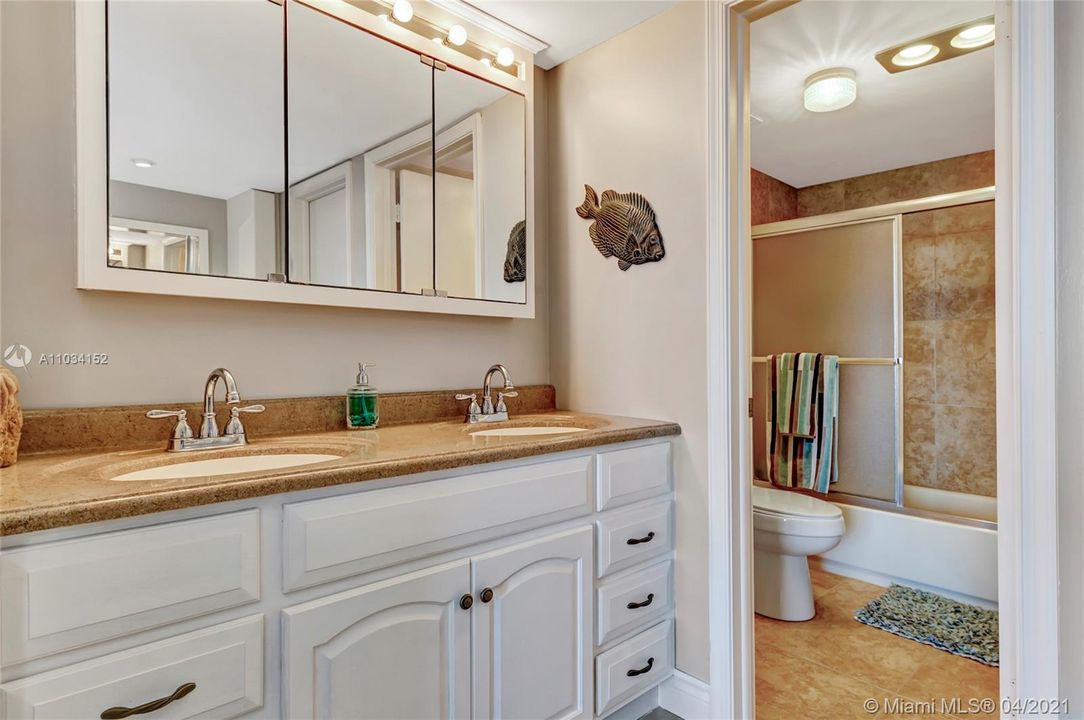 Недавно продано: $299,900 (2 спален, 2 ванн, 1316 Квадратных фут)