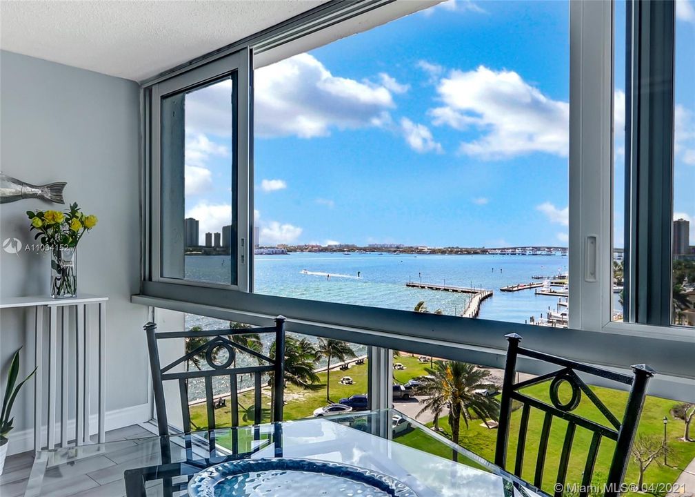 Недавно продано: $299,900 (2 спален, 2 ванн, 1316 Квадратных фут)