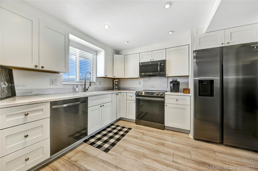 Недавно продано: $299,900 (2 спален, 2 ванн, 1316 Квадратных фут)