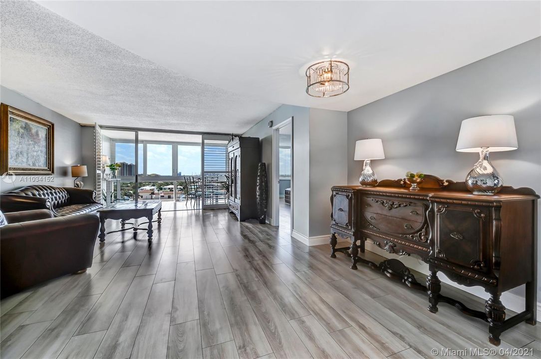 Недавно продано: $299,900 (2 спален, 2 ванн, 1316 Квадратных фут)