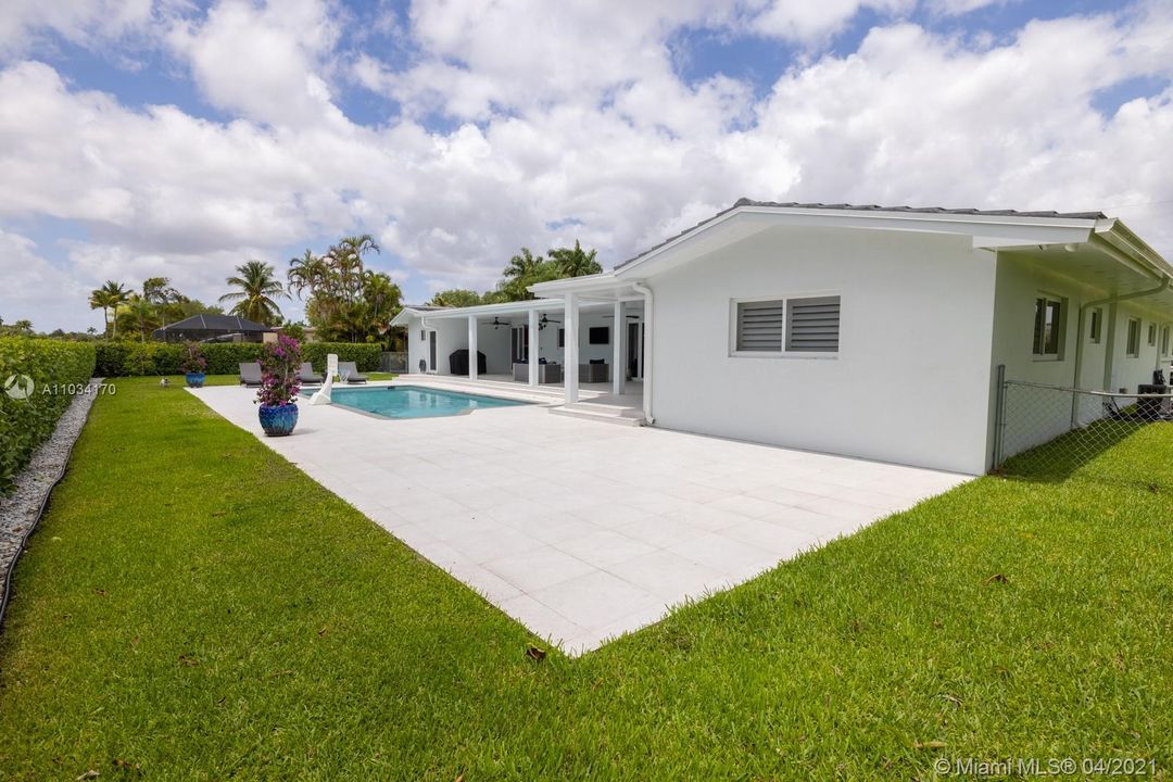 Recently Sold: $1,350,000 (4 beds, 3 baths, 2698 Square Feet)