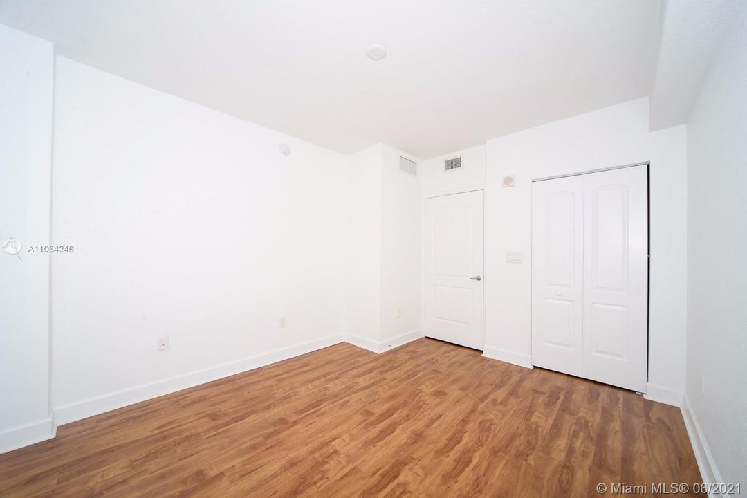 Recently Sold: $240,000 (2 beds, 2 baths, 1036 Square Feet)