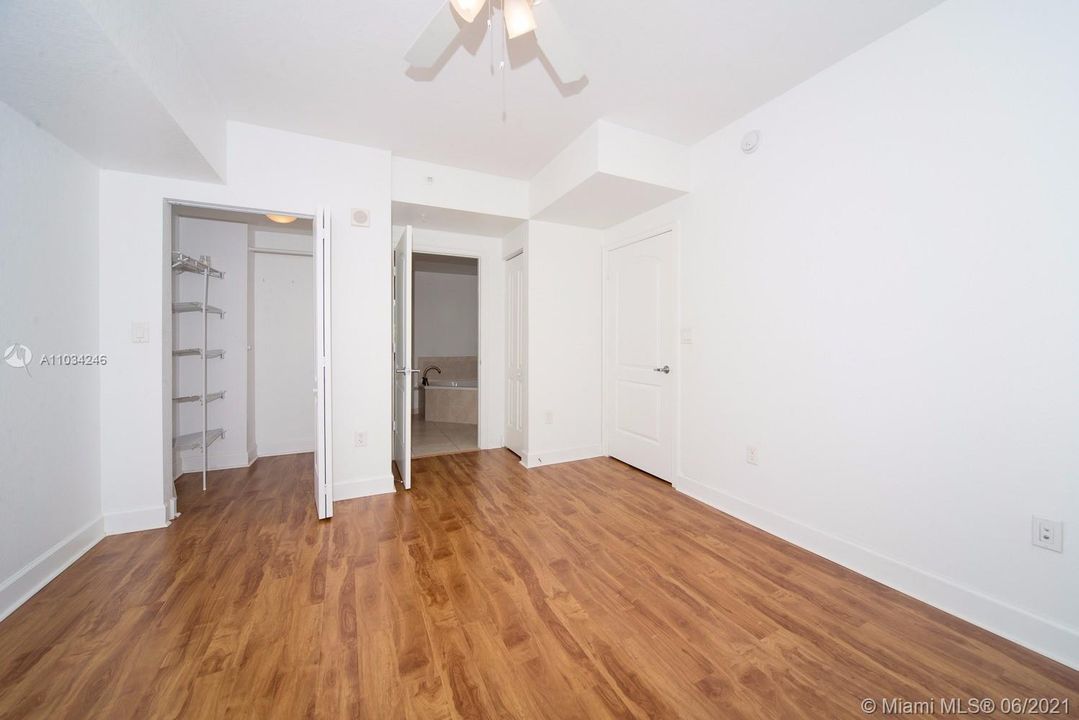 Recently Sold: $240,000 (2 beds, 2 baths, 1036 Square Feet)