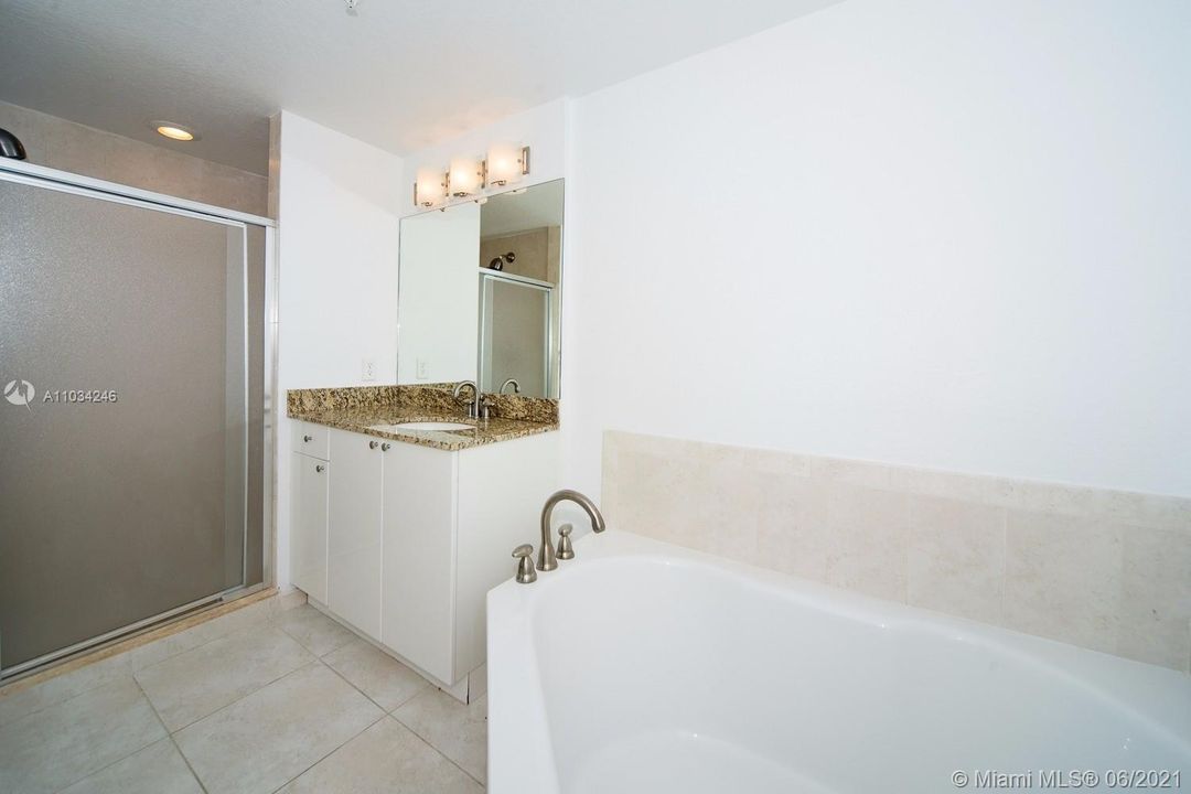 Recently Sold: $240,000 (2 beds, 2 baths, 1036 Square Feet)