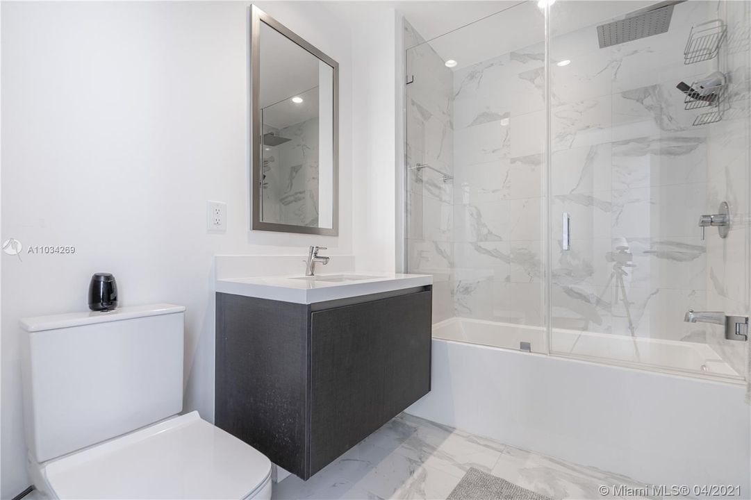 Recently Sold: $1,450,000 (2 beds, 3 baths, 1559 Square Feet)