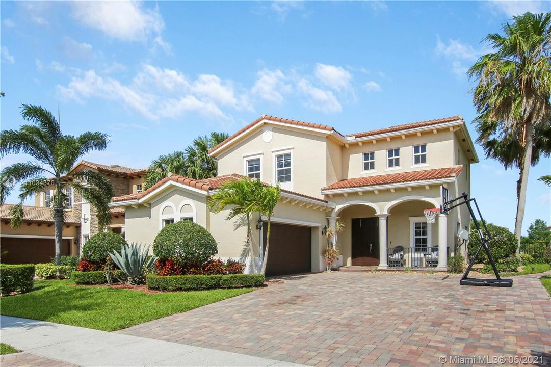 Recently Sold: $999,000 (5 beds, 3 baths, 2972 Square Feet)