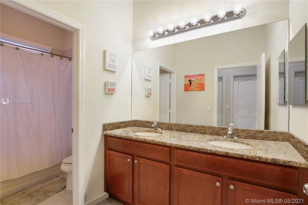 Guest Bathroom (Upstairs)