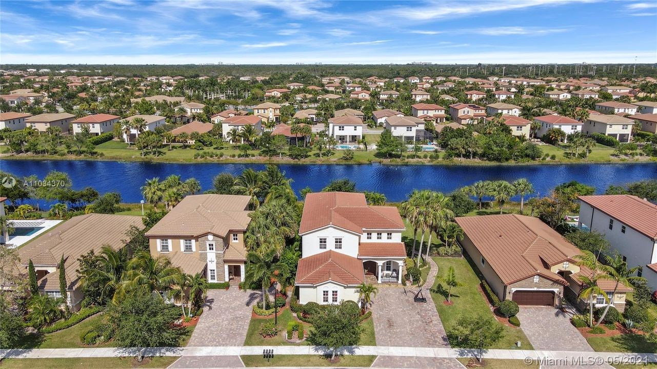 Recently Sold: $999,000 (5 beds, 3 baths, 2972 Square Feet)