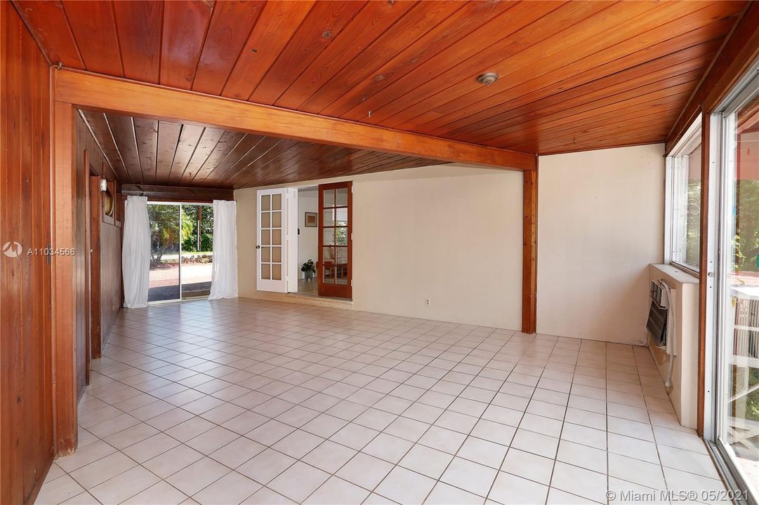 Vendido Recientemente: $650,000 (4 camas, 2 baños, 1219 Pies cuadrados)