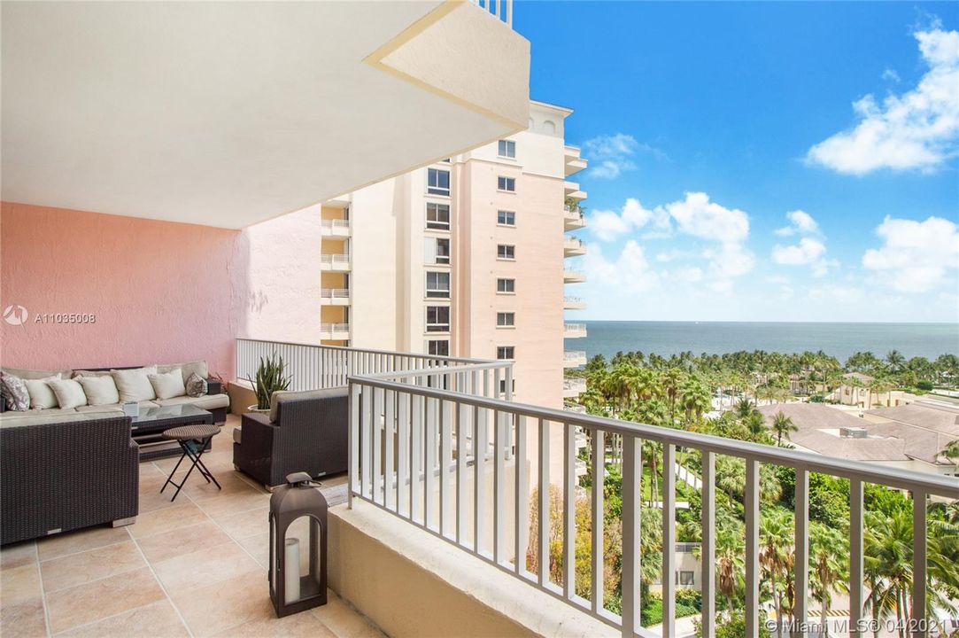 Recently Sold: $2,295,000 (2 beds, 2 baths, 2100 Square Feet)