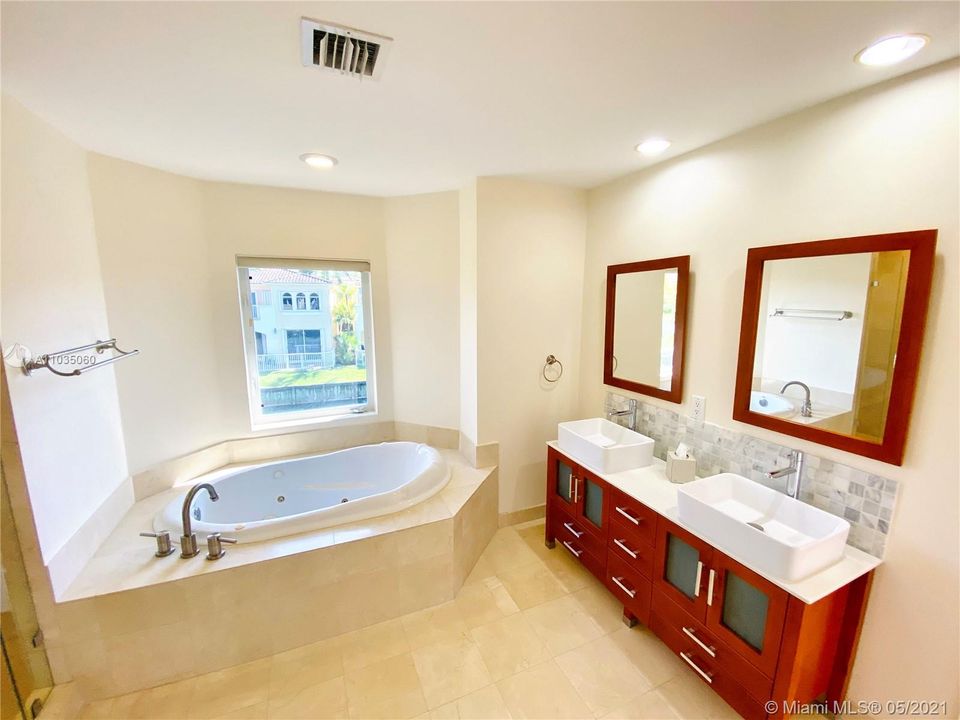 Недавно арендовано: $5,190 (4 спален, 3 ванн, 2482 Квадратных фут)