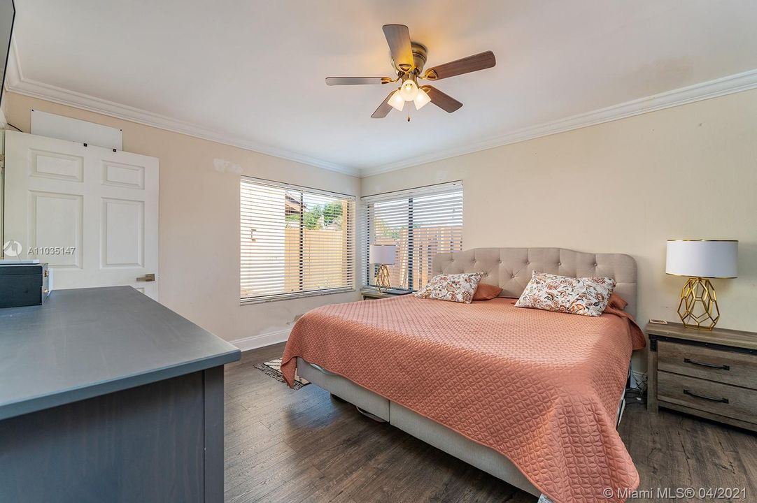 Recently Sold: $280,000 (3 beds, 1 baths, 1081 Square Feet)