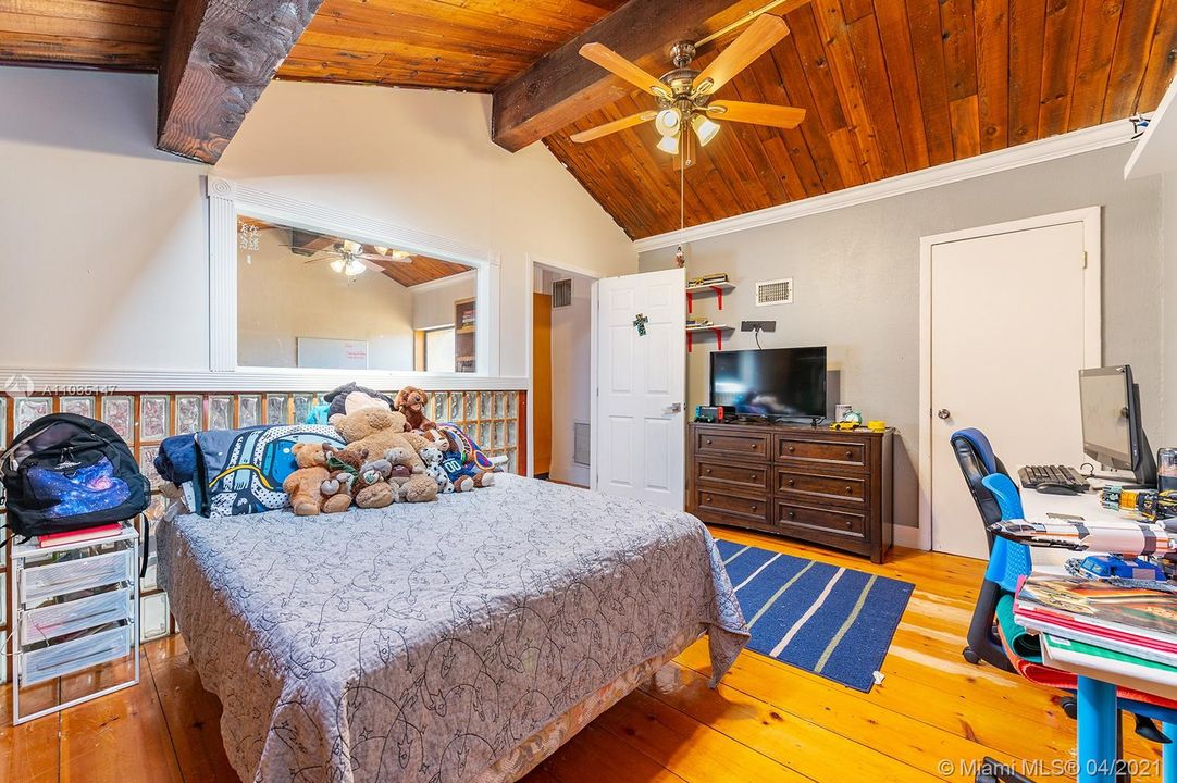 Recently Sold: $280,000 (3 beds, 1 baths, 1081 Square Feet)