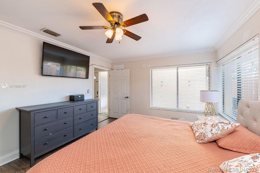 Recently Sold: $280,000 (3 beds, 1 baths, 1081 Square Feet)