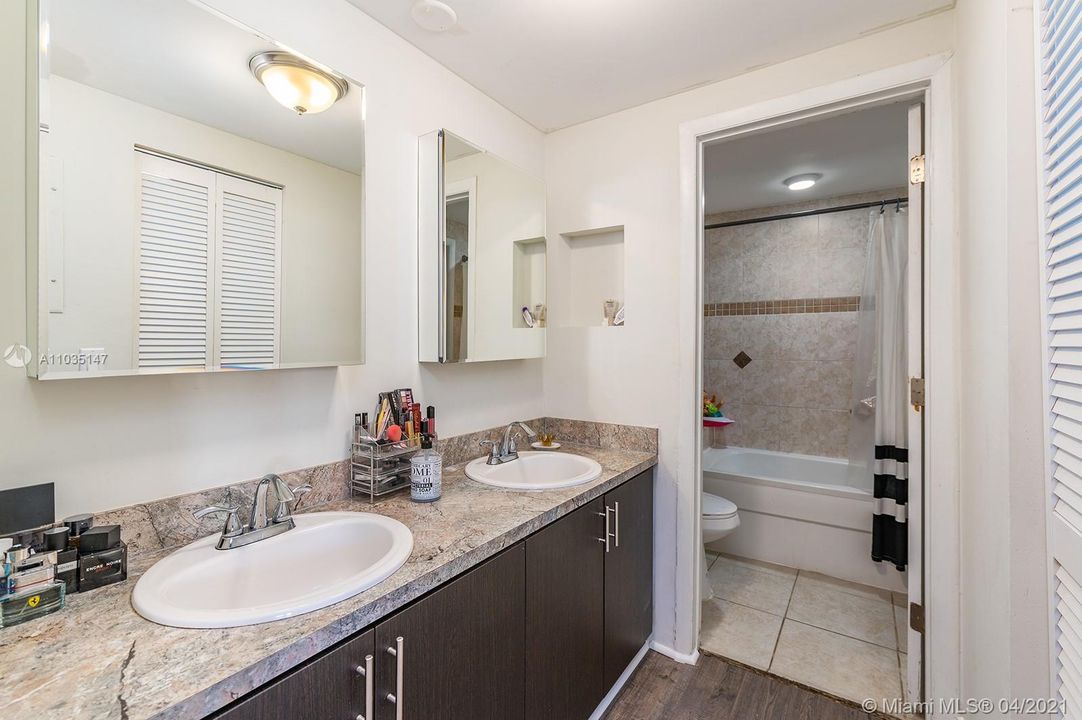 Recently Sold: $280,000 (3 beds, 1 baths, 1081 Square Feet)