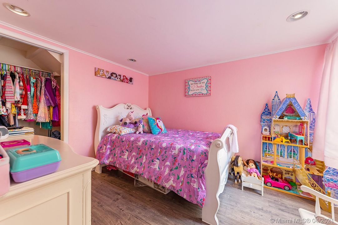 Recently Sold: $280,000 (3 beds, 1 baths, 1081 Square Feet)