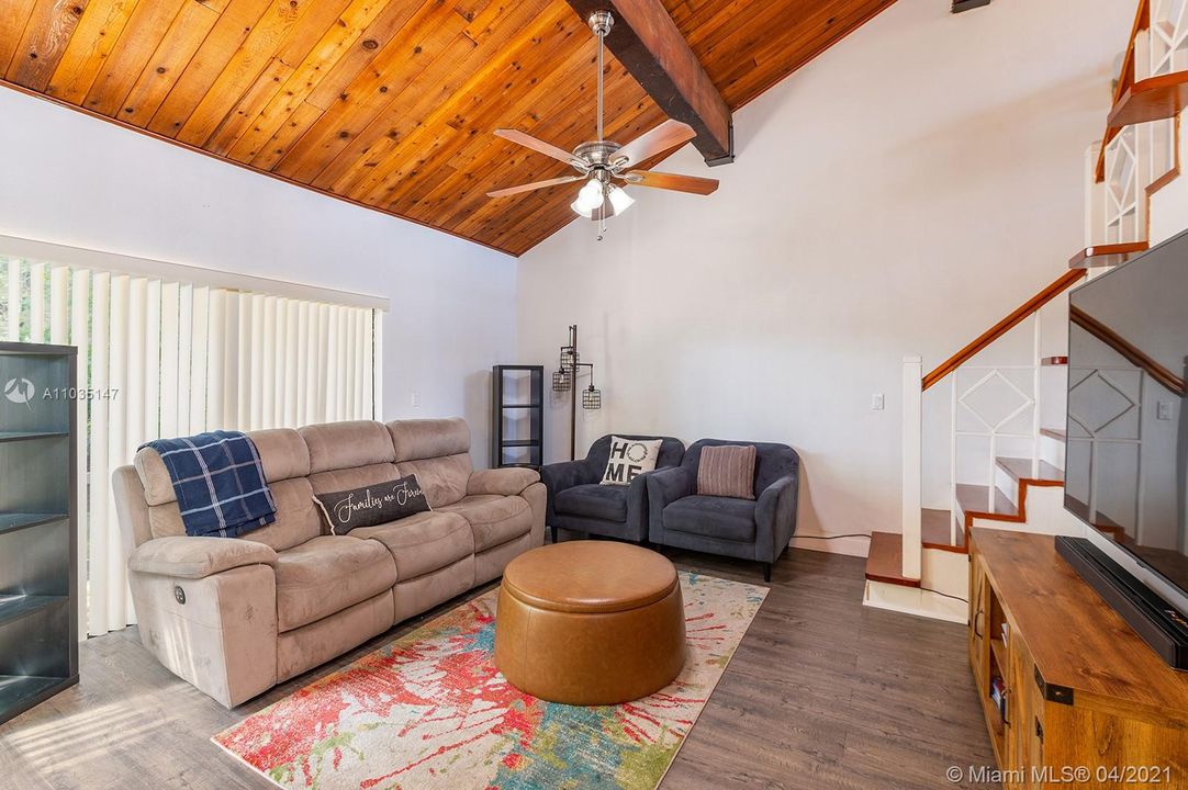 Recently Sold: $280,000 (3 beds, 1 baths, 1081 Square Feet)