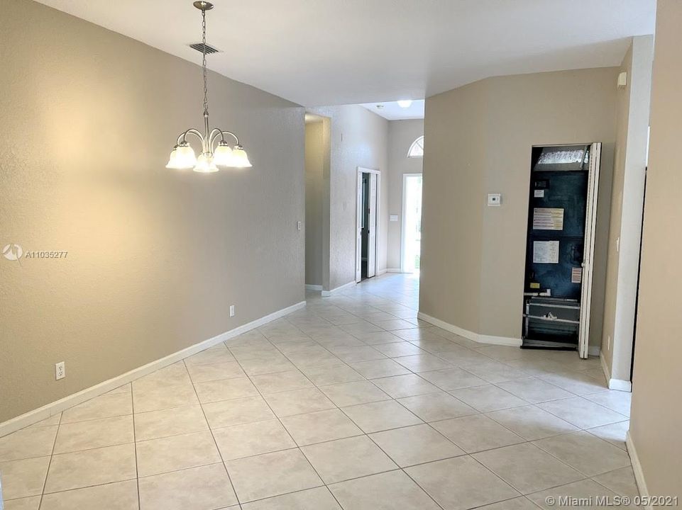 Recently Sold: $350,000 (3 beds, 2 baths, 1660 Square Feet)