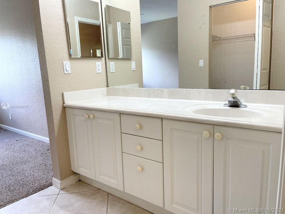 Recently Sold: $350,000 (3 beds, 2 baths, 1660 Square Feet)