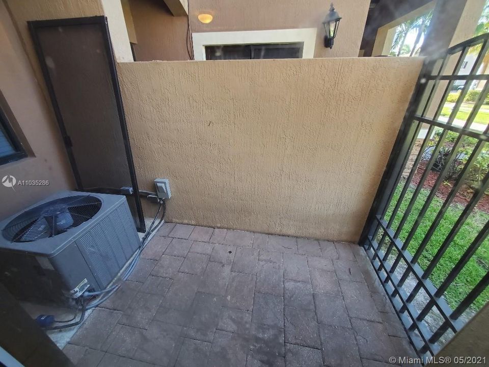 Vendido Recientemente: $199,000 (2 camas, 2 baños, 1139 Pies cuadrados)