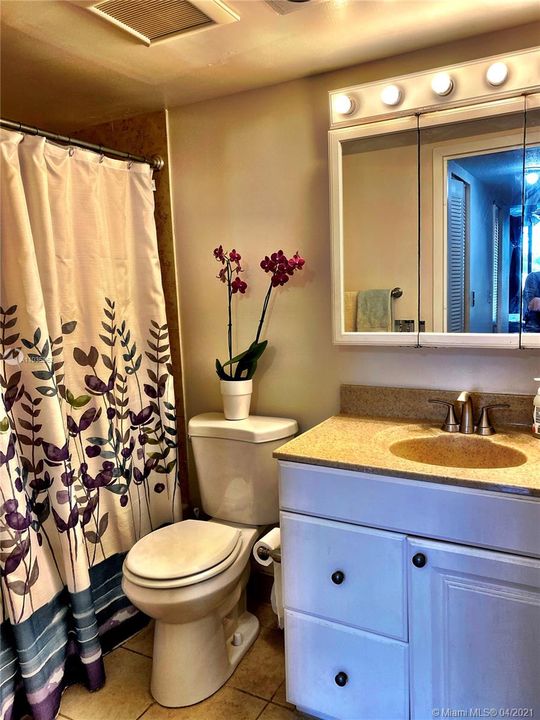 Недавно продано: $170,000 (1 спален, 1 ванн, 670 Квадратных фут)