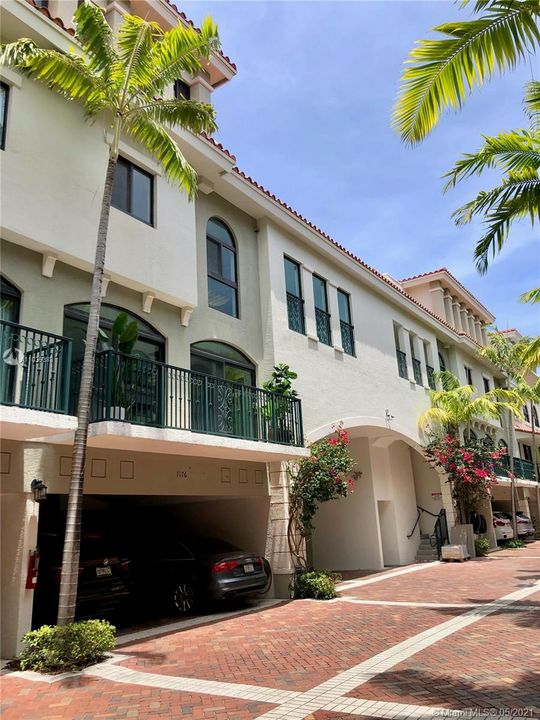 Recently Sold: $840,000 (4 beds, 3 baths, 2580 Square Feet)