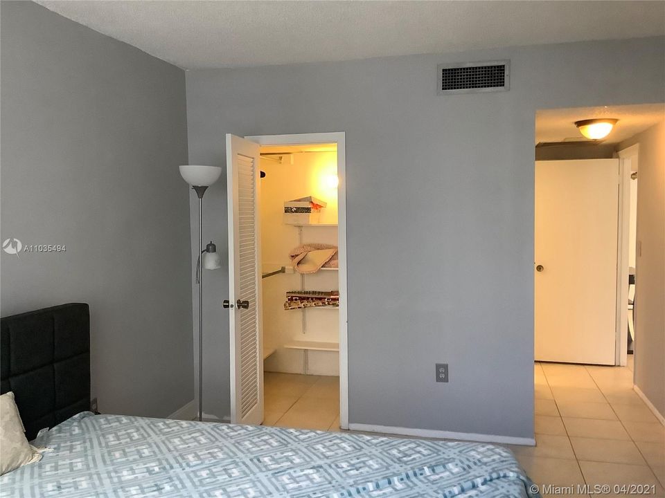 Recently Sold: $219,000 (1 beds, 1 baths, 870 Square Feet)