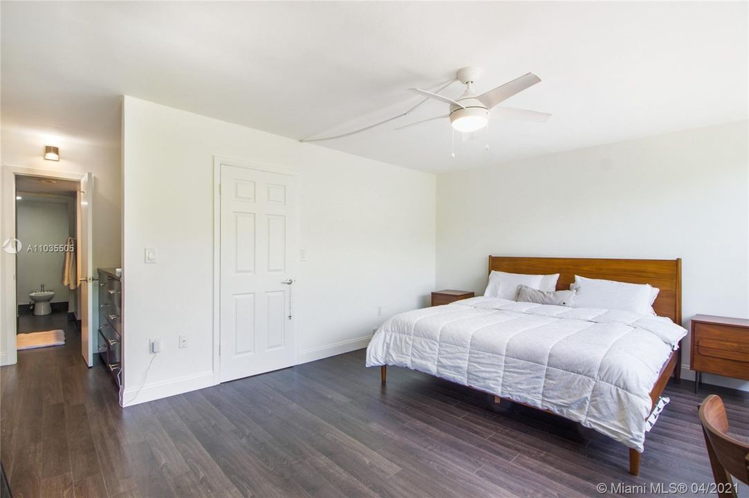 Vendido Recientemente: $1,070,000 (2 camas, 2 baños, 1460 Pies cuadrados)