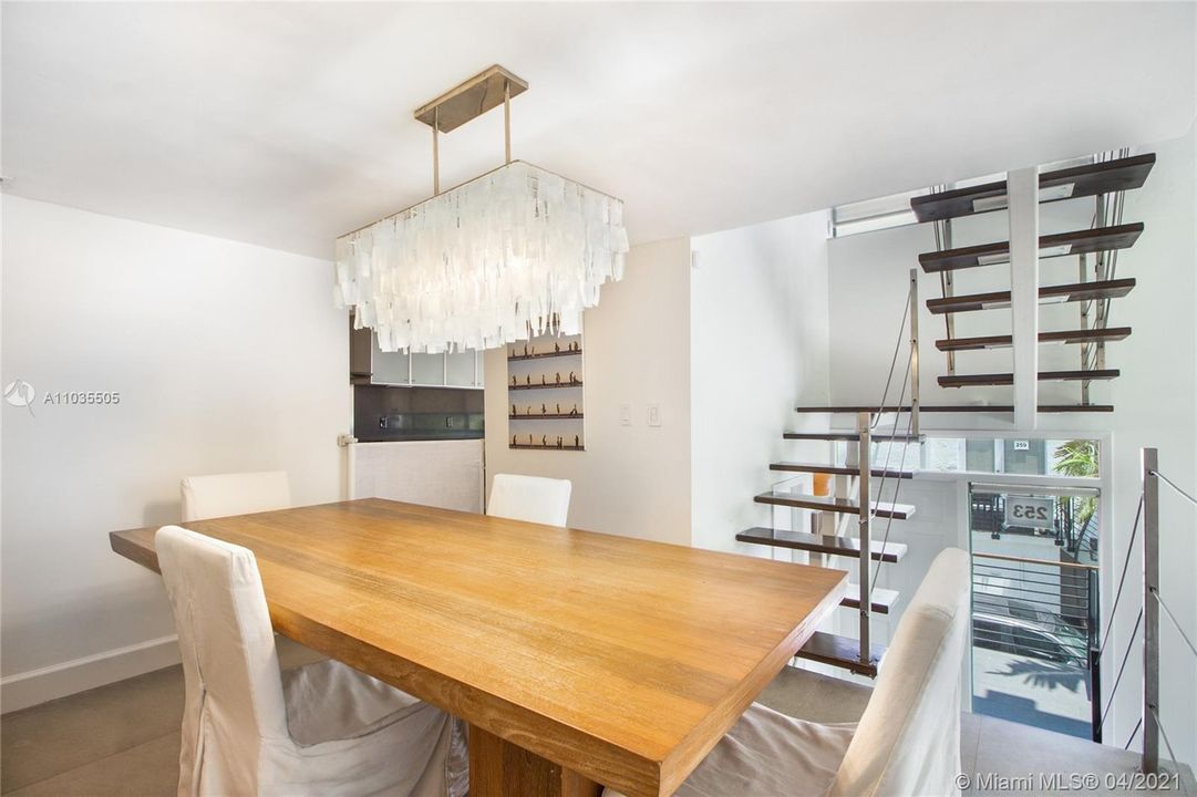 Vendido Recientemente: $1,070,000 (2 camas, 2 baños, 1460 Pies cuadrados)