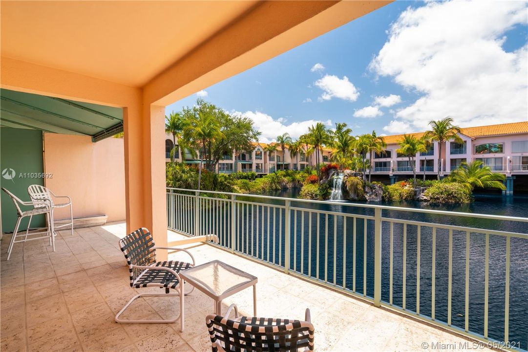 Spacious terrace balcony on bottom floor