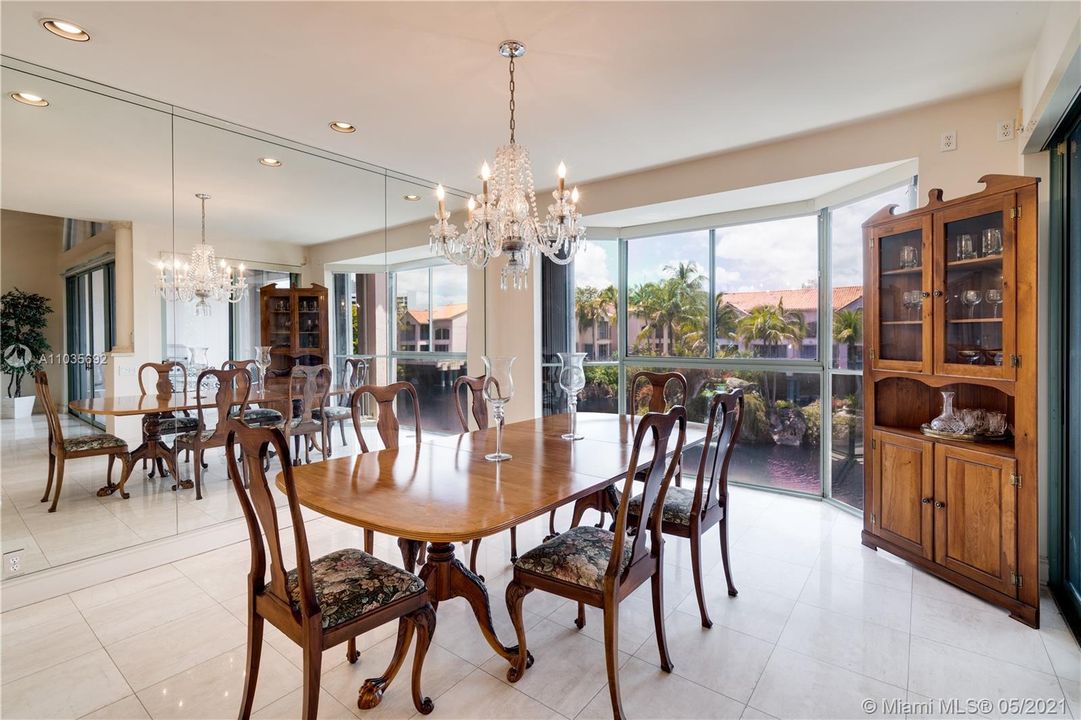 最近售出: $850,000 (2 贝兹, 2 浴室, 2815 平方英尺)