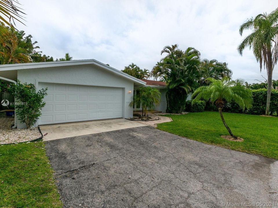 Recently Sold: $745,000 (3 beds, 2 baths, 2262 Square Feet)