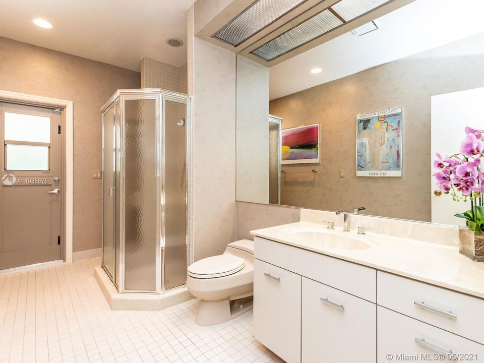 最近售出: $1,200,000 (5 贝兹, 4 浴室, 4735 平方英尺)