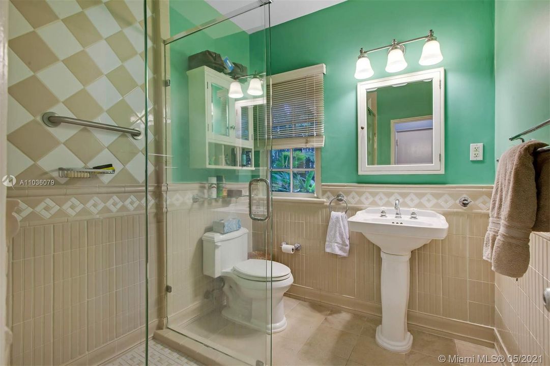 最近售出: $2,300,000 (4 贝兹, 3 浴室, 2680 平方英尺)