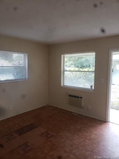 Recently Rented: $1,050 (1 beds, 1 baths, 640 Square Feet)