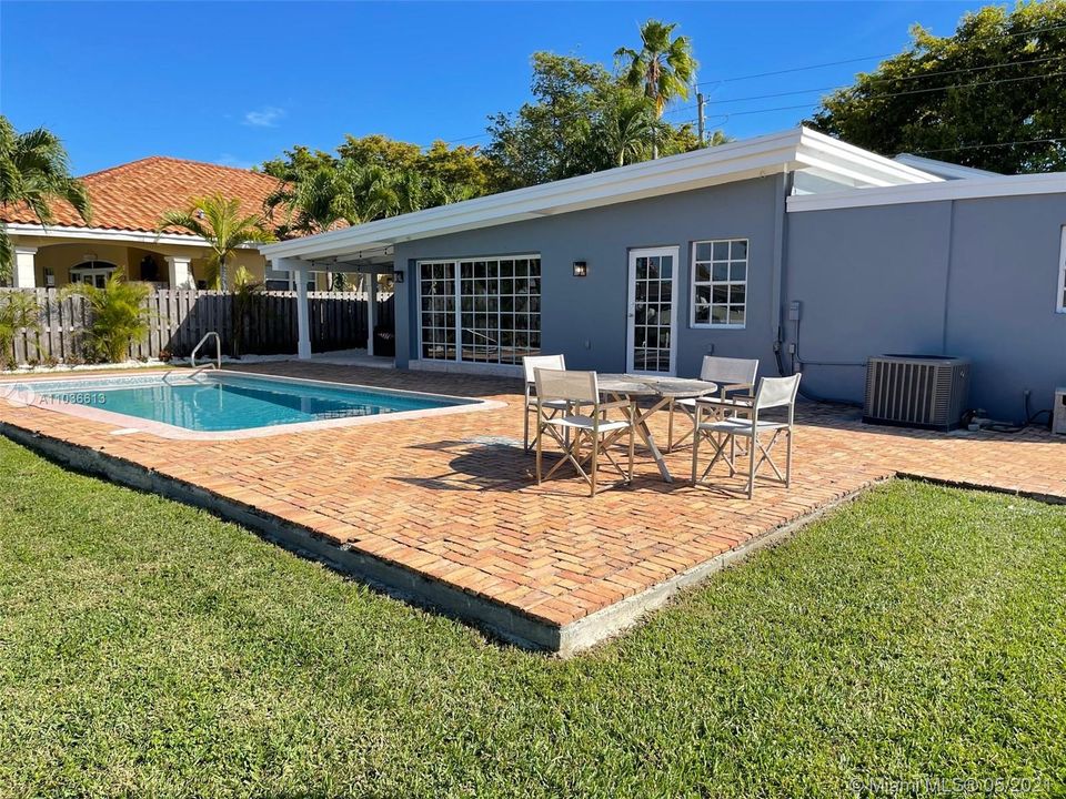 Recently Sold: $1,350,000 (2 beds, 1 baths, 2199 Square Feet)