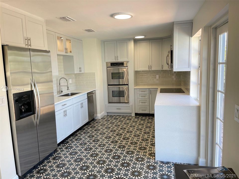 Recently Sold: $1,350,000 (2 beds, 1 baths, 2199 Square Feet)