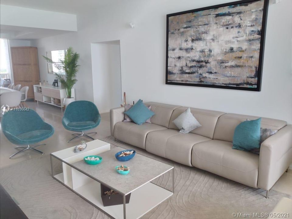 Recently Sold: $1,695,000 (3 beds, 3 baths, 2327 Square Feet)