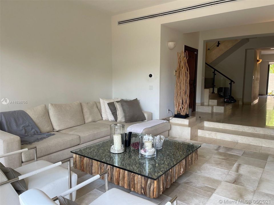 Vendido Recientemente: $2,100,000 (3 camas, 3 baños, 2604 Pies cuadrados)