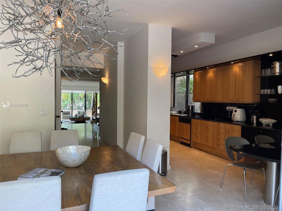 Vendido Recientemente: $2,100,000 (3 camas, 3 baños, 2604 Pies cuadrados)