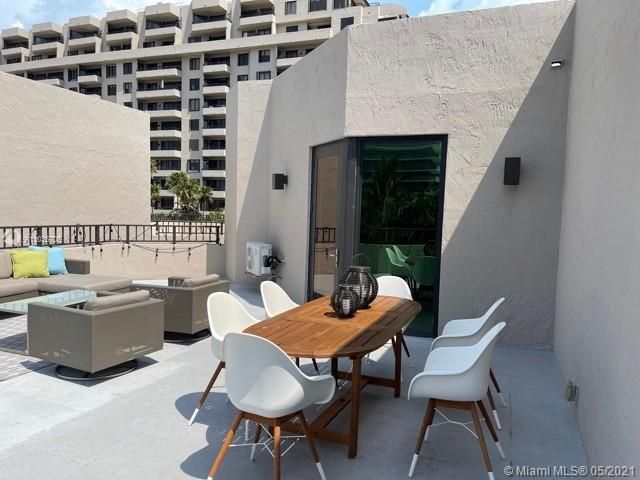 Vendido Recientemente: $2,100,000 (3 camas, 3 baños, 2604 Pies cuadrados)