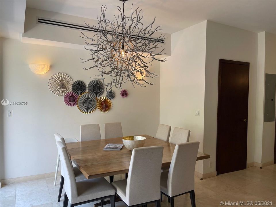 Vendido Recientemente: $2,100,000 (3 camas, 3 baños, 2604 Pies cuadrados)