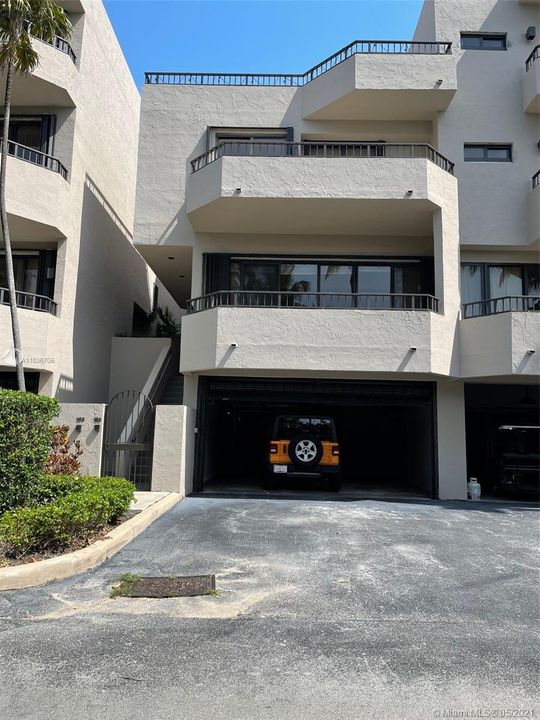 Vendido Recientemente: $2,100,000 (3 camas, 3 baños, 2604 Pies cuadrados)