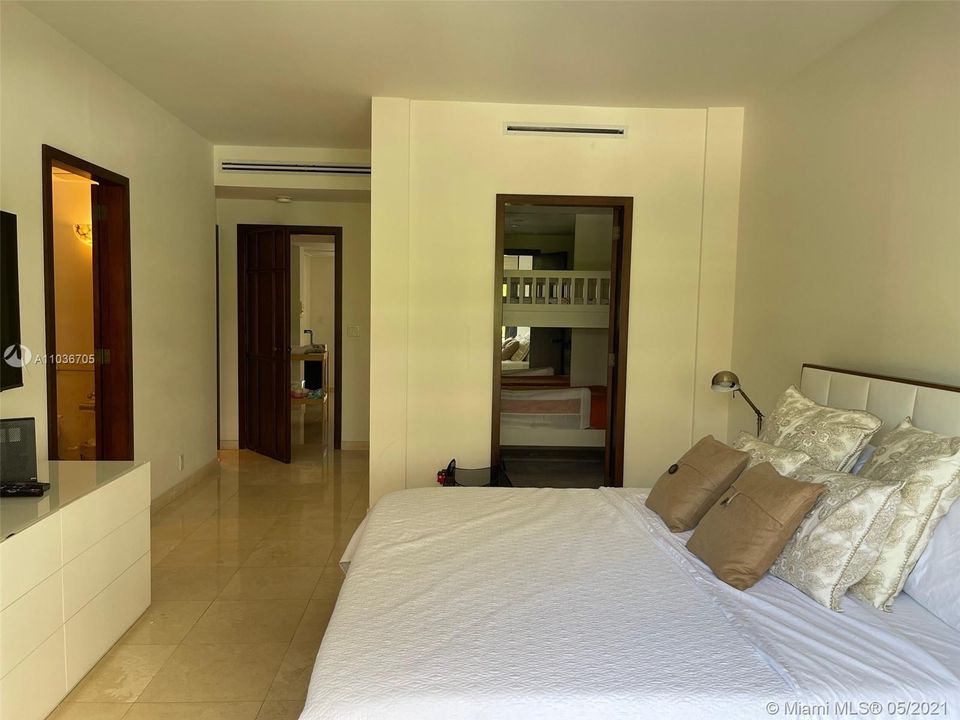 Vendido Recientemente: $2,100,000 (3 camas, 3 baños, 2604 Pies cuadrados)